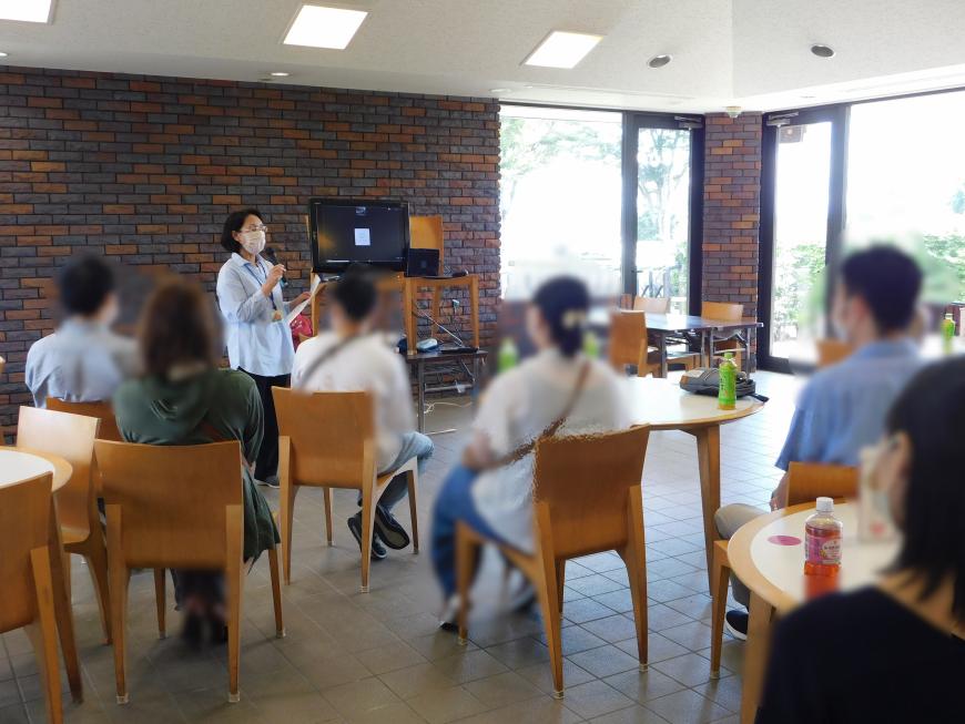 前で女性が話をするのを参加者達が聞いている四季の里セミナーの様子の写真