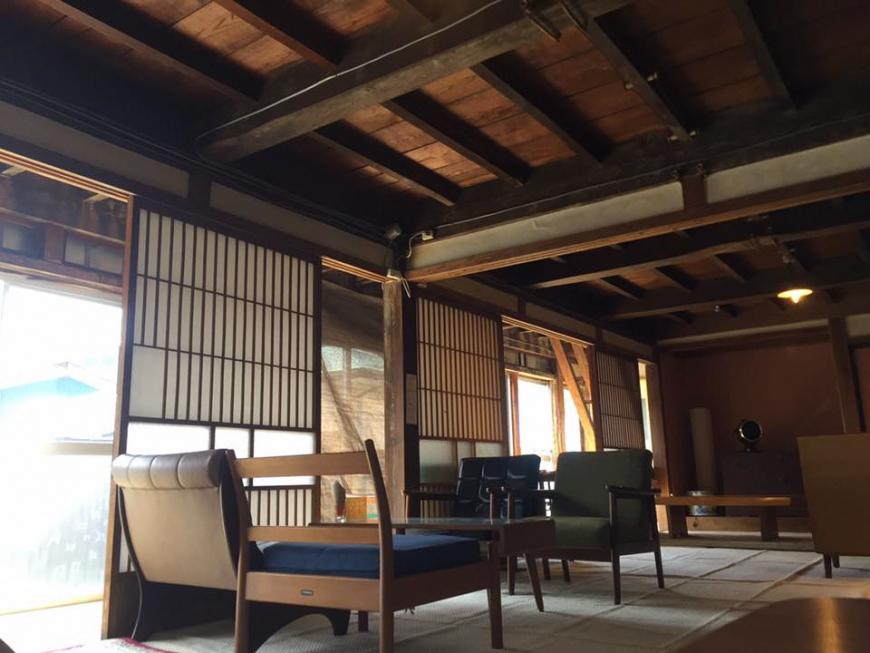 落ち着いた雰囲気の室内にテーブルにと椅子が設置されたオンカフェ茂庭会場の様子