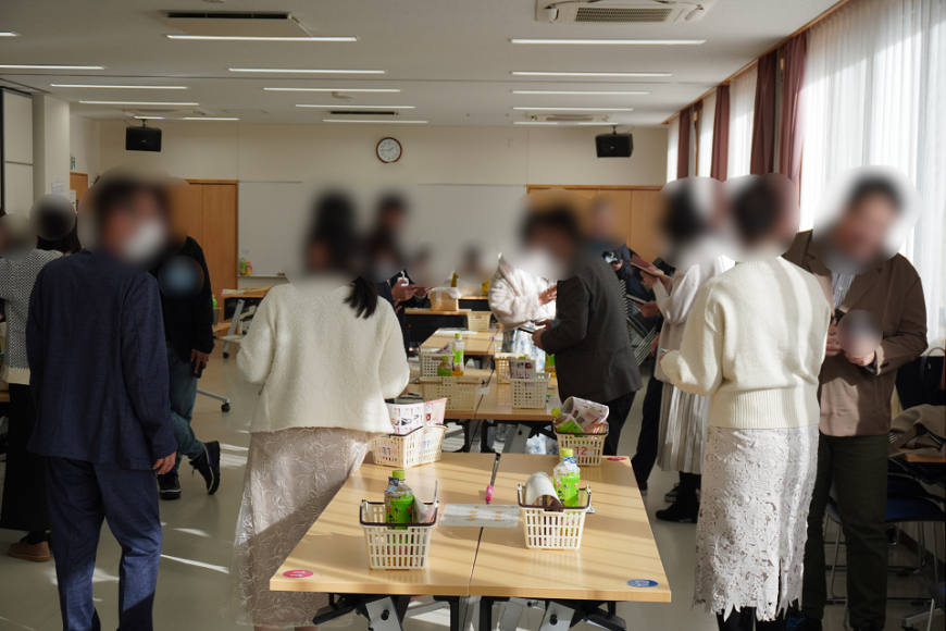 室内に立っている参加者たちが一対一で話をしているイベントの様子の写真