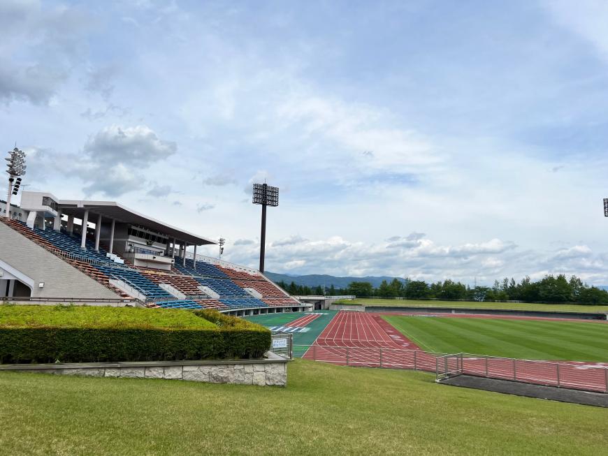とうすたメインスタンドとグランド全体を写した写真