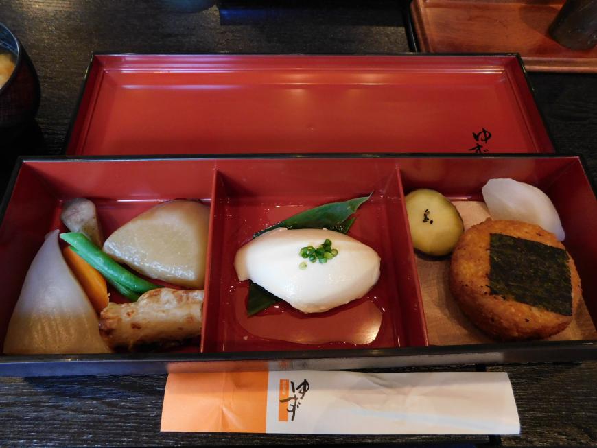 煮物などがお重に入ったゆず沢の茶屋ごはんの写真