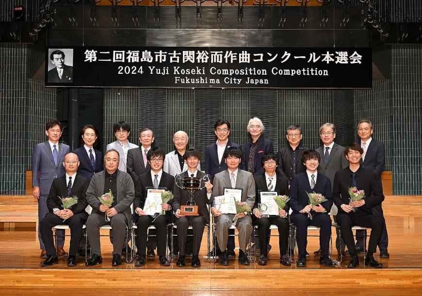 受賞者と関係者の方の集合写真