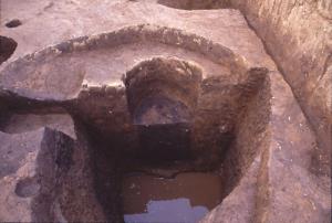 地面に彫られた建物の柱のあとの写真