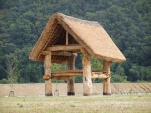 直径90センチメートルの太くて大きい柱が使われている掘立柱建物の写真