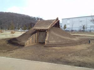 宮畑遺跡で復元した土屋根の竪穴住居の写真
