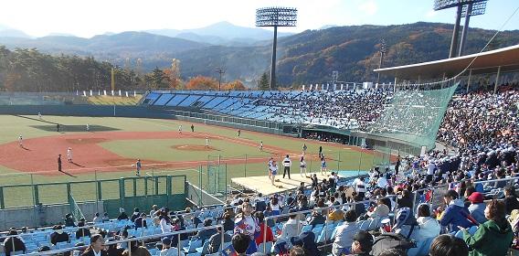 多くの観客が入った観客席3塁側から野球場全体を写した写真