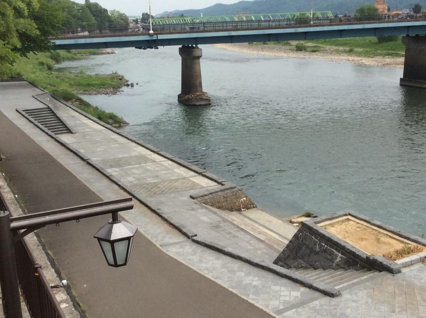 幅の広い川の横に川へと下りられる階段が整備された船着場がある福島河岸の写真