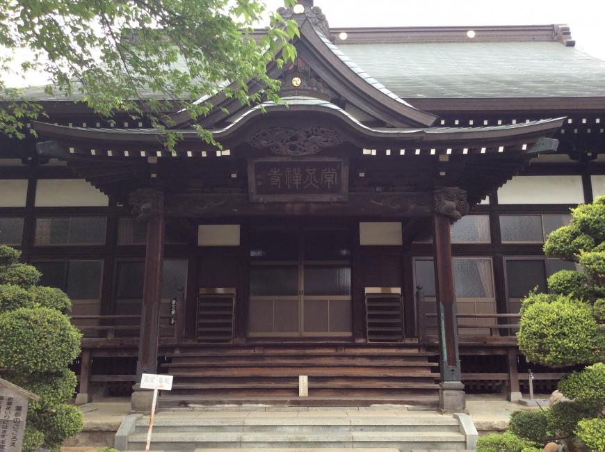 階段の先に入口があり、入口上部には扁額か飾られている常光寺を正面から写した写真