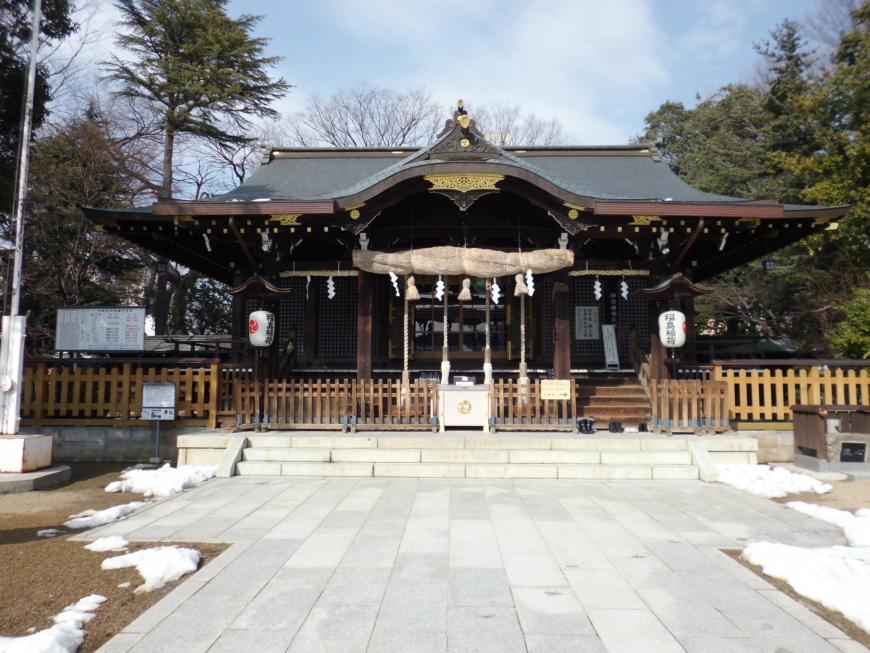 太くて大きなしめ縄が飾られている福島稲荷神社を正面から写した写真