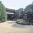 砂利の庭園の奥に建つ御倉邸の写真