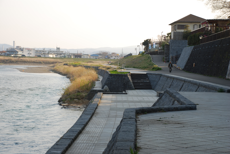 幅の広い川の横に階段などが整備された福島河岸の写真