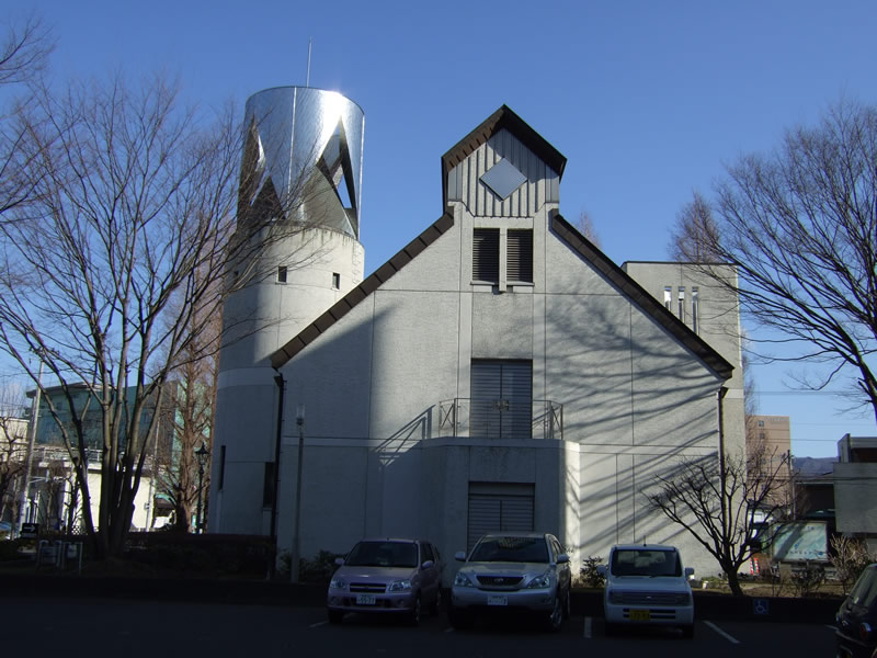 左側に円柱状の建物、右側に長方形の建物がつながっている古関裕而記念館全体を写した外観写真