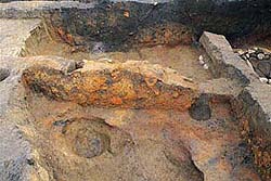 地面の窪みの一部が焼けた土で40センチメートルほどたまっている写真