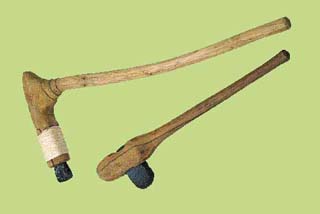 L字型の棒の先に石が取り付けられた磨製石斧2種類の写真