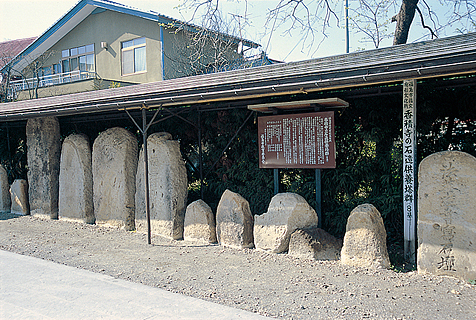 8基の高さの異なる石造供養塔が並んでいる香積寺の石造供養塔群の写真
