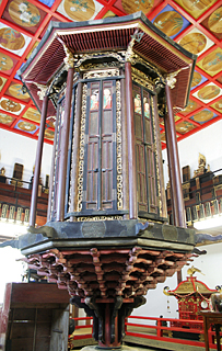 下部が細くなっている上鳥渡の観音寺の「輪蔵」を下から見上げるように写した写真