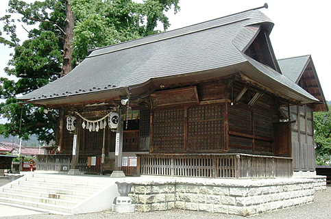 八段ほどの階段があり、「八幡神社社」と書かれた提灯と紙垂が下がっているしめ縄が正面に飾られているが飯坂八幡神社社殿の写真
