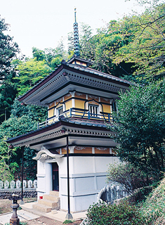 1階部分が白色系の色、2階部分が黄土色をし、建物上部に相輪が付いている大蔵寺観音堂奥之院の写真