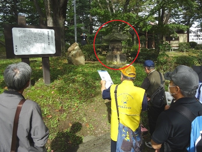 大佛城宝塔を資料を見ながら受講者に説明をしている講師の写真