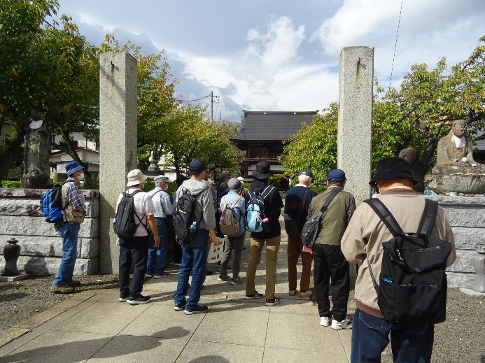 入り口を歩いて常光寺に向かっていく受講者たちの後ろ姿を撮影した写真