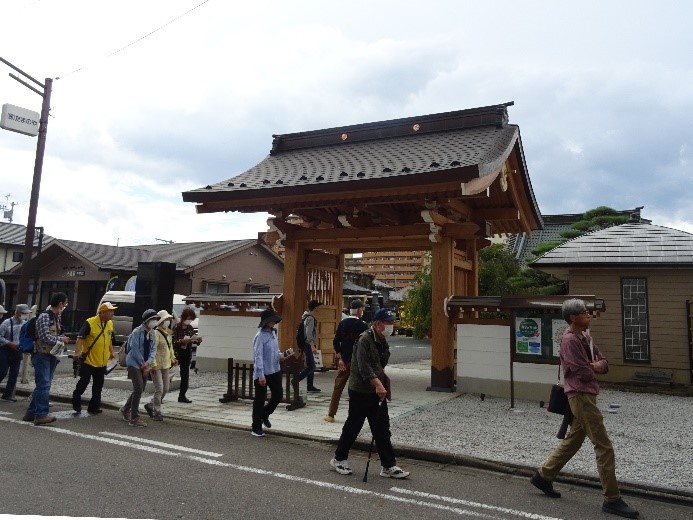 誓願寺の門を見ながら次の目的地に向かっている受講者たちを撮影した写真