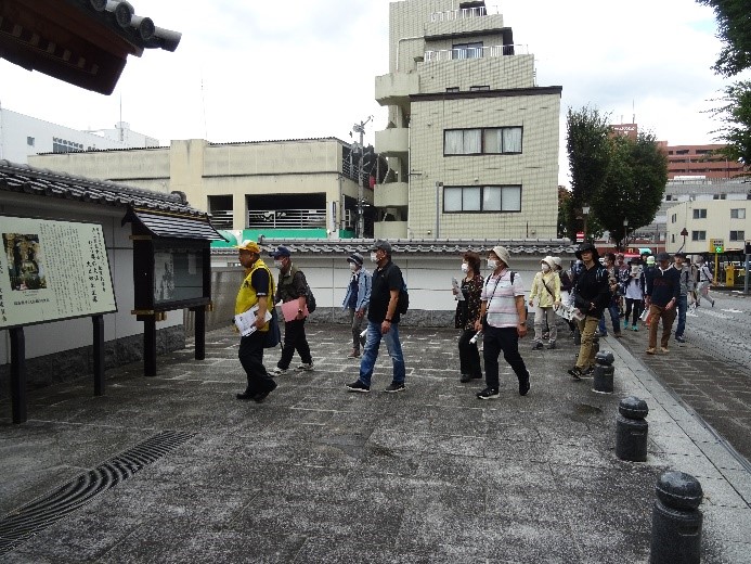 到岸寺の入り口にある説明版まで到着した講師と受講者たちを撮影した写真
