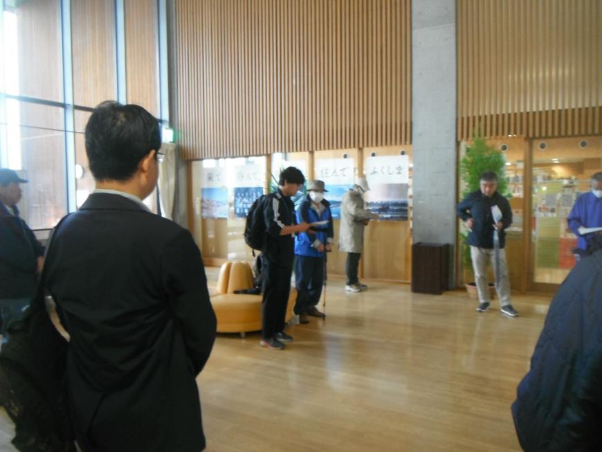 飯坂学習センターに集まり講師の説明を聞く受講者たちを撮影している写真