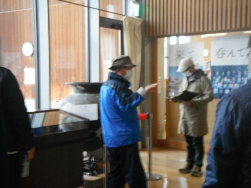 須恵器の大甕について立ちながら話をする講師を横から撮影した写真