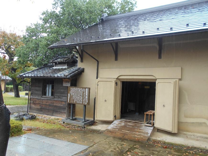 市指定有形文化財である重厚な門が開かれた十間蔵を撮影した写真