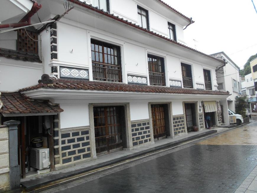 土蔵造り三階建ての旅館建築であるなかむらや旅館を斜め前から撮影した写真