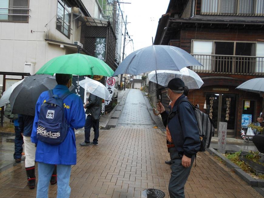 街中の奥まで長く続く湖辺り坂を見ている受講者たちを撮影した写真