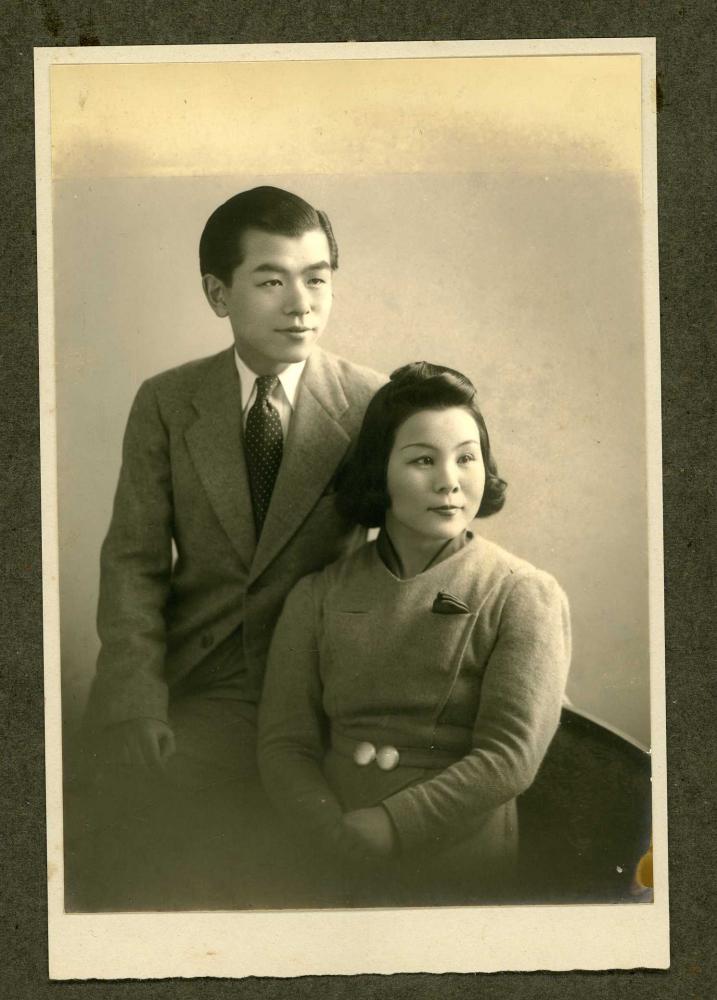 裕而と金子夫妻が並んで写っている肖像写真