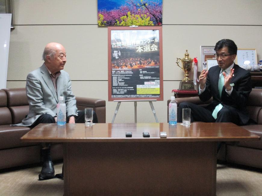 左側のソファーに池辺晋一郎さん、右側のソファーに木幡浩福島市長が座り対談が行われている写真