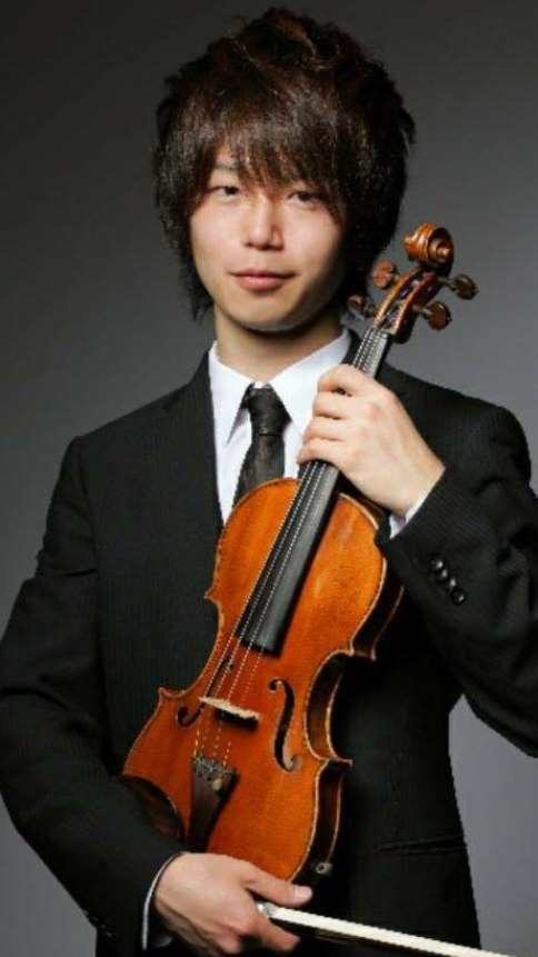 ヴァイオリンを抱えるヴァイオリニスト伊藤さんの写真