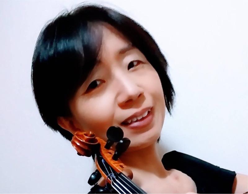 ヴァイオリンを持って写っているヴァイオリニスト河野さんの写真