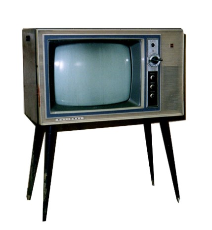 4本脚がついている白黒テレビの写真
