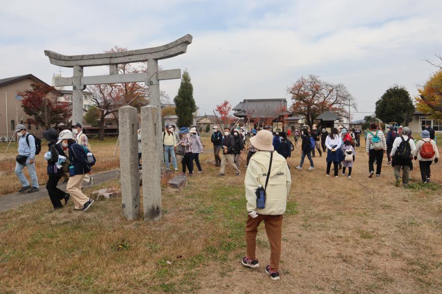 鳥居のある広い広場にいる沢山の参加者達の写真