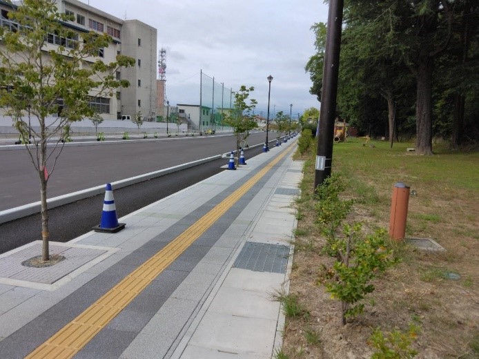 信夫山児童公園脇の綺麗に整備された道路を撮影している写真