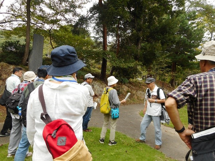 大日堂跡に集まり講師と受講者たちが話している様子を撮影した写真