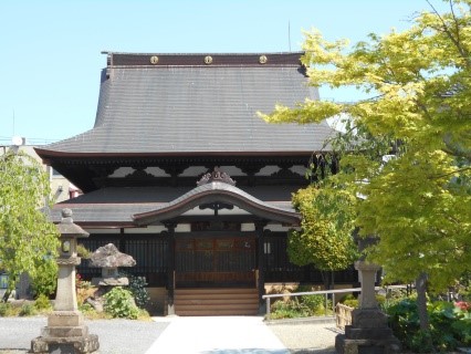 黒い屋根と白の壁が綺麗な到岸寺を正面から撮影している写真