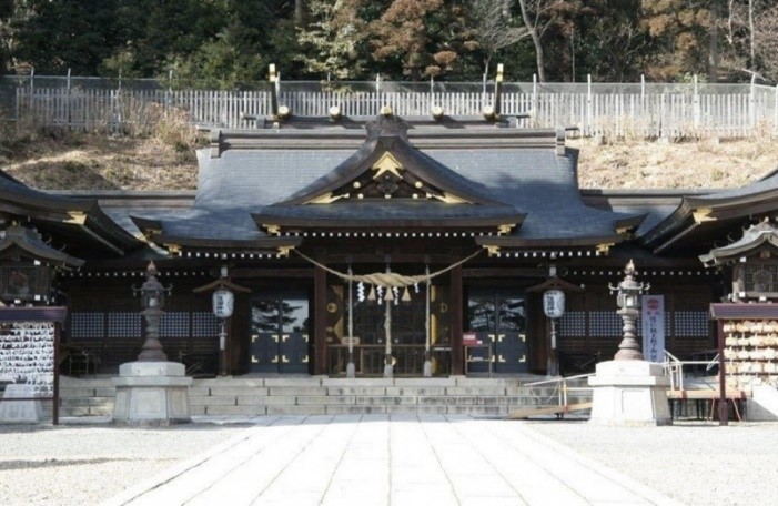 黒を基調に差し色に金色が使われた高級感のある護国神社を正面から撮影している写真
