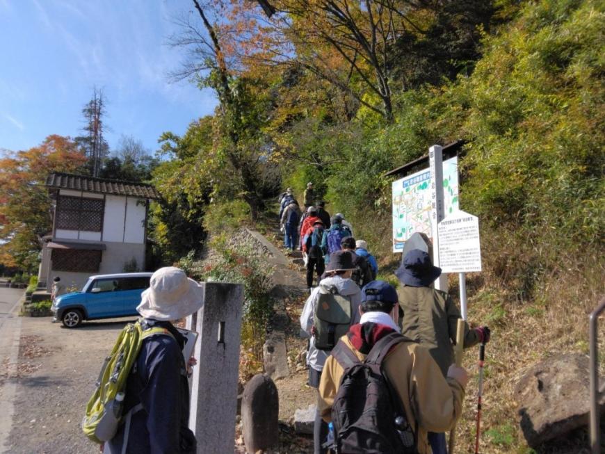 岩谷観音の入り口にある階段を登っていく受講者たちの後ろ姿を撮影した写真