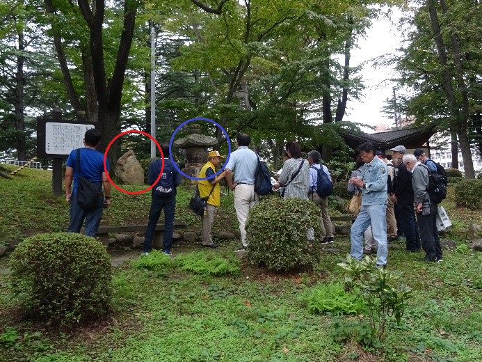 大佛城宝塔と板碑を赤と青の丸で囲って場所を分かりやすくしている写真