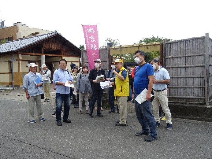 中村呉服店跡の前で記念写真を撮る講師と受講者たちの写真