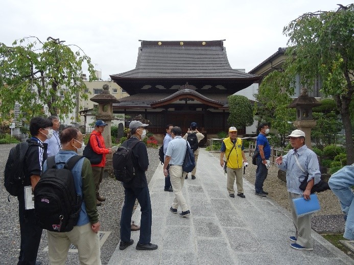 綺麗に整備された到岸寺の境内で楽しく喋る受講者たちの写真