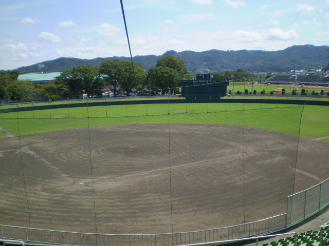 内野が土で覆われ、外野が芝生で張り巡らされている信夫ケ丘球場の写真