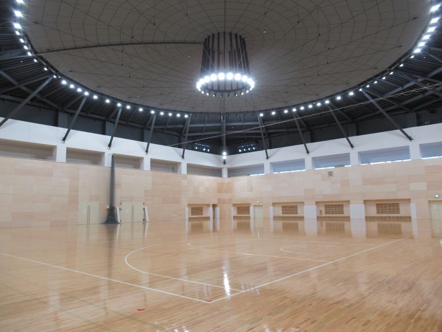 天井が高く、ライトが円形に設置されているNCVふくしまアリーナ内観の写真