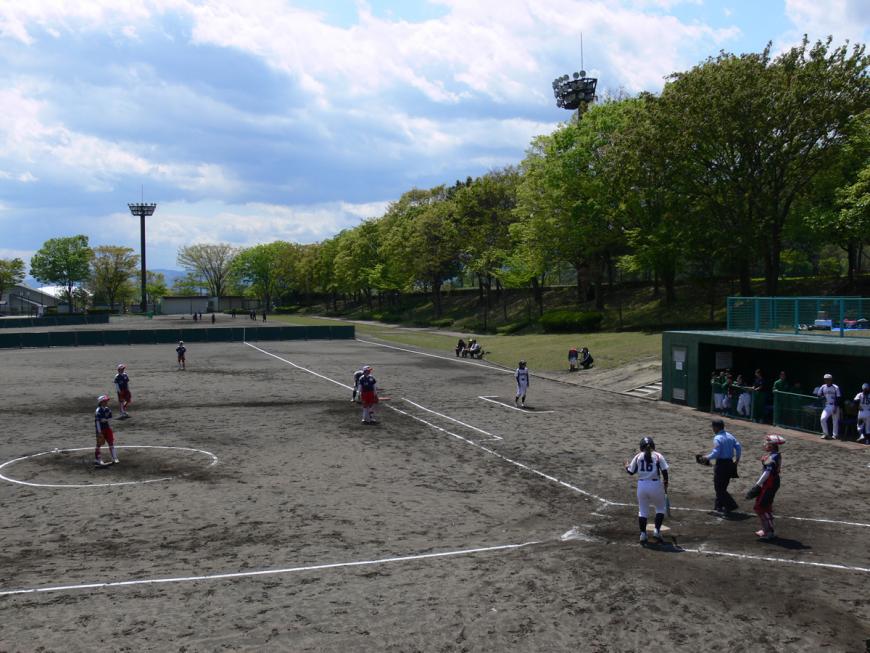 野球の試合が行われている十六沼公園スポーツ広場の写真