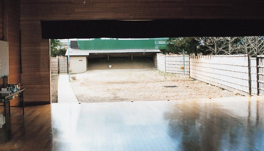 射場から奥にある的場を写した弓道場の写真