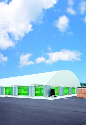 かまぼこのように丸みを帯びたかまぼこ屋根をしている十六沼公園屋根付運動場の外観写真